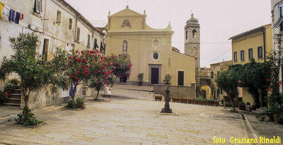 ten experiences not to miss on the island of Elba_ square of St. Hilary