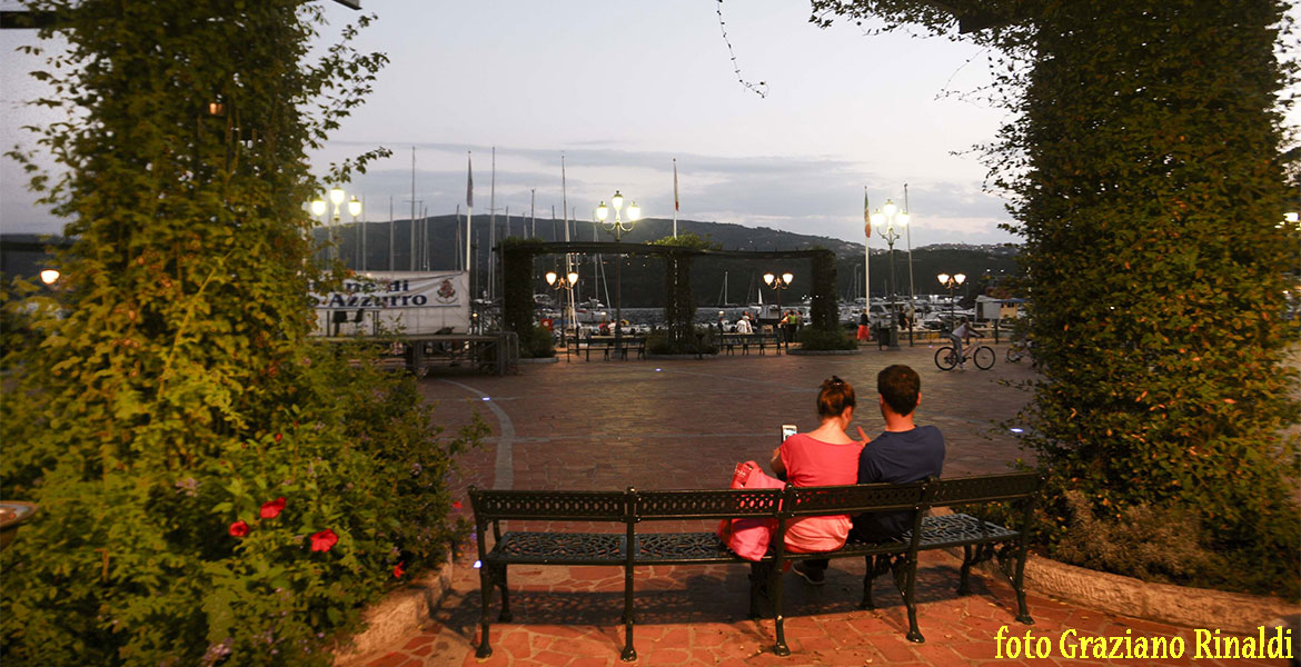 ten experiences not to miss on the island of Elba_ bench romantic harbor blue