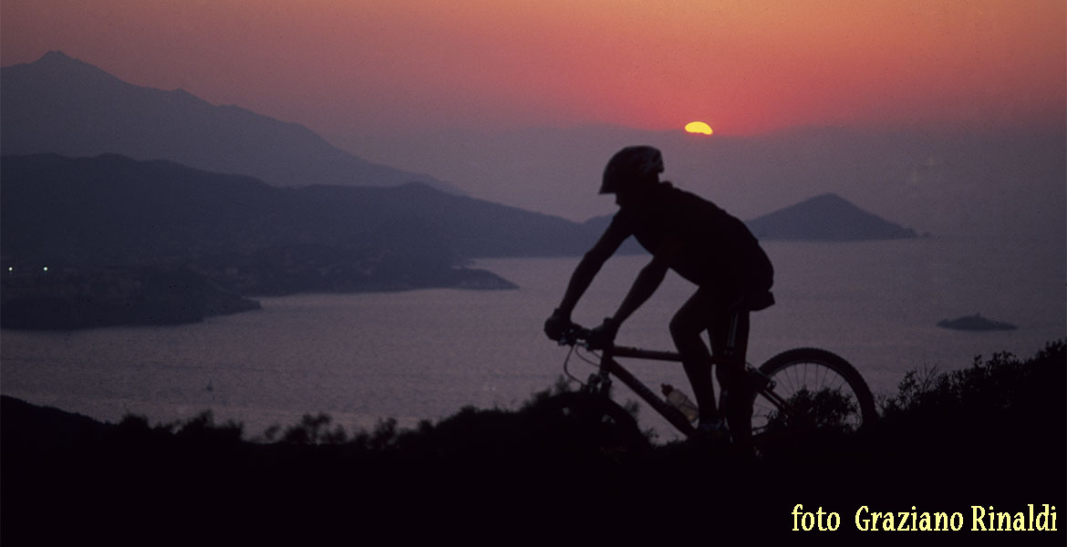 ten experiences not to miss on the island of Elba_ bike at sunset