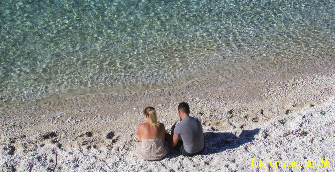 ten experiences not to miss on the island of Elba_ beach of white head two lovers