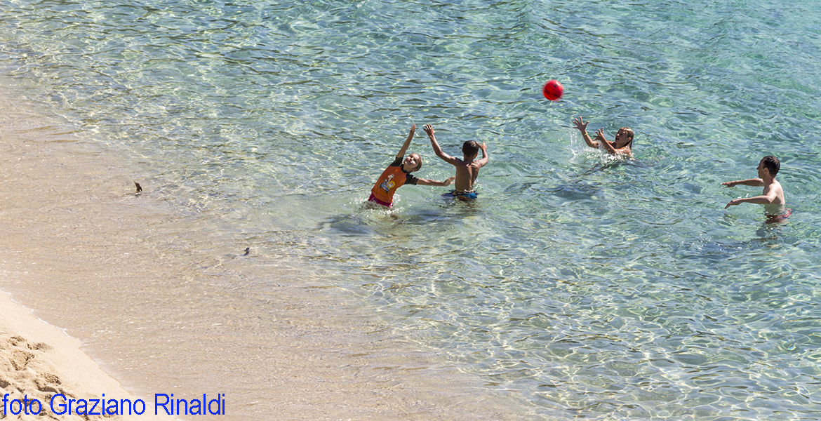 Kids playing beach volley at Cavoli on Elba Island