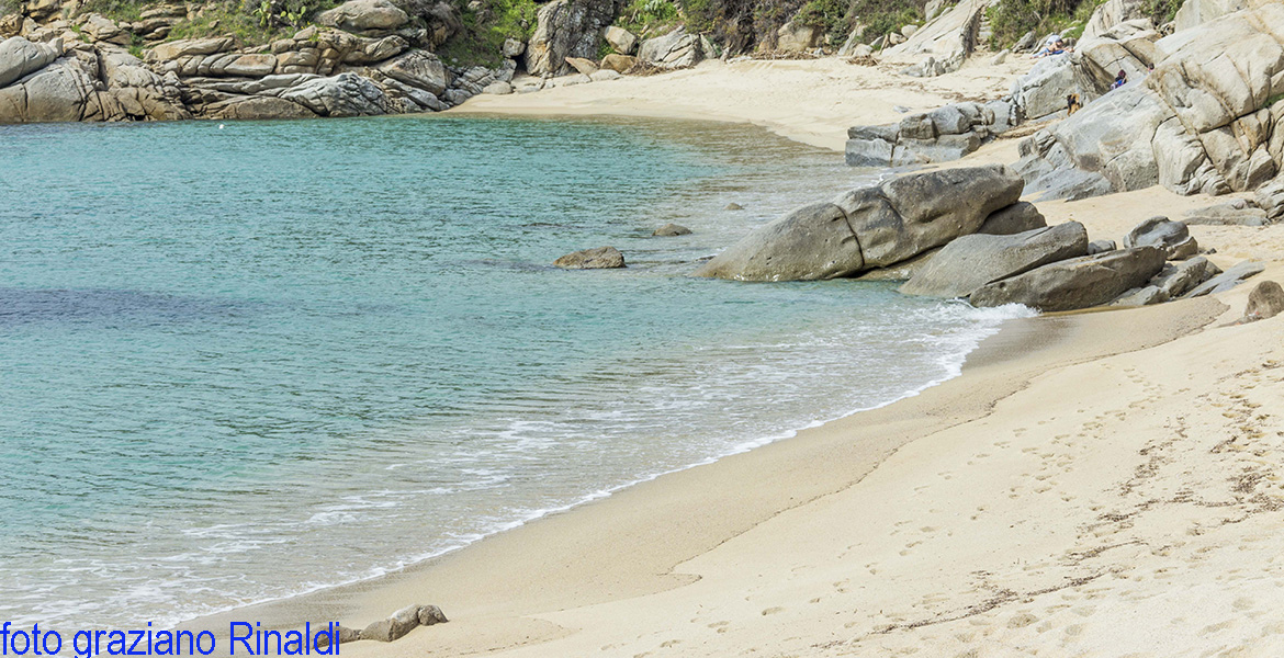 Cavoli, sand and rocks